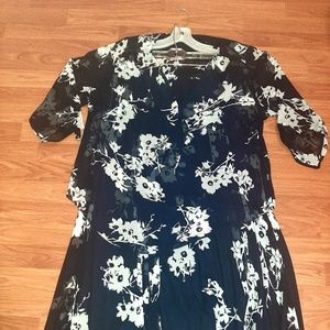 Gorgeous 2pc NAVY BLUE/WTE FLORAL DESIGN SKIRT SET